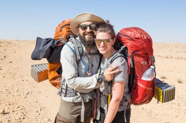 Gülüyor, sarılma mutlu çift backpackers Negev Çölü, İsrail.