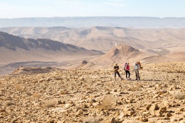 Üç backpackers dağlar ayakta trail, Negev Çölü, ISRA