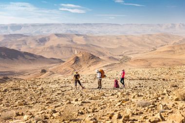 Üç backpackers dağlar ayakta trail, Negev Çölü, ISRA
