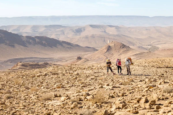 Trois randonneurs debout sentier des montagnes, désert du Néguev, Isra — Photo
