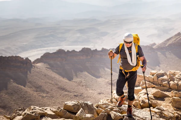 Touristenführer Backpacker Wandern Laufen Berg Klippe Wüste, — Stockfoto