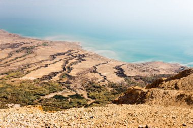 Ölü Deniz kıyı şeridi görüntü yüksek açısı yukarıdan, eski kalıntılar.