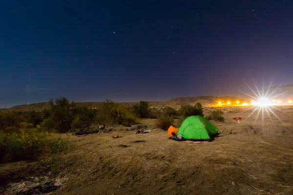 Nacht maan boven camping tenten van dode zee, Israël. — Stockfoto