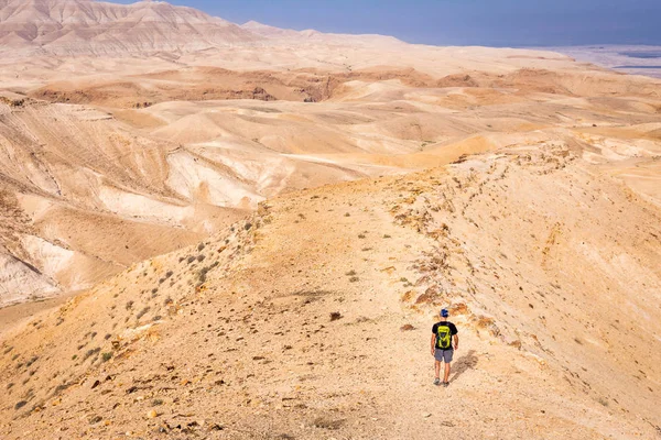 Homme randonnée désert montagne crête, Mer Morte Israël . — Photo