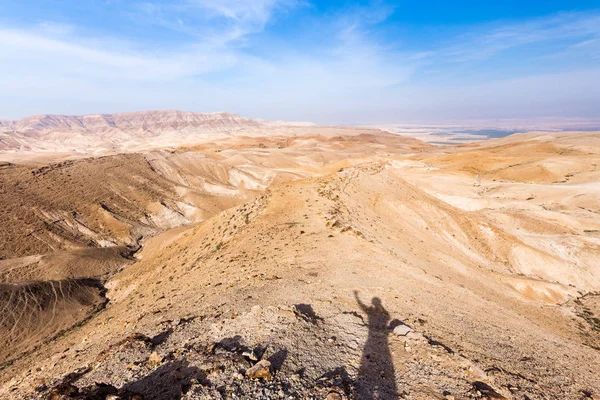 Man skugga hand upp ständiga öken bergsryggen, Israel. — Stockfoto