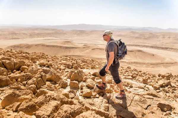 Randonneur pédestre touristique désert montagne falaise bord de crête paysage — Photo