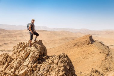 Backpacker turist çöl Dağ cliff ridge kenar manzara ayakta