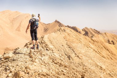 Backpacker turist çöl Dağ cliff ridge kenar manzara ayakta