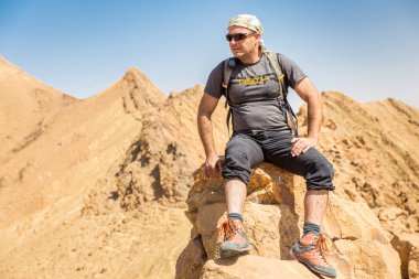 Backpacker turist çöl Dağ cliff ridge kenar manzara oturan