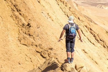 Backpacker turist çöl Dağ cliff sırtı ayakta kenar lan