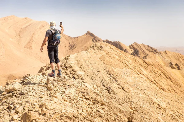 Backpacker Tourist stehend Wüste Gebirgskamm Kante Landschaft — Stockfoto