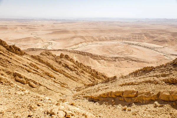 Pustyni krateru góry ridge skały krajobraz widok, Izrael natura — Zdjęcie stockowe