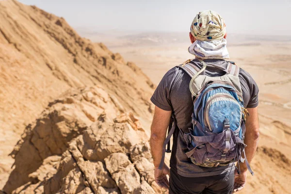 Backpacker Tourist stehend Wüste Gebirgskamm Kante Landschaft — Stockfoto
