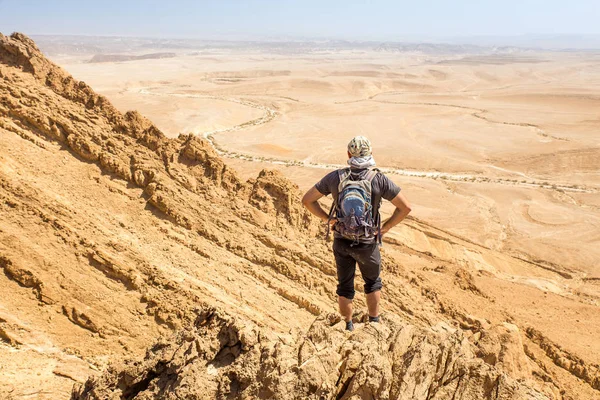 Backpacker turist ständiga öken bergsryggen cliff edge lan — Stockfoto