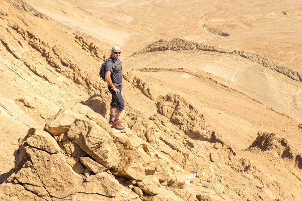 Randonneur touristique debout désert montagne falaise crête bord lan — Photo