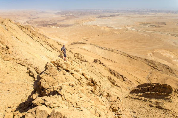 Backpacker turist ständiga öken bergsryggen cliff edge lan — Stockfoto