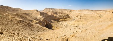 Çöl derin kanyon kayalıklarla doğal manzara görünümü panorama.