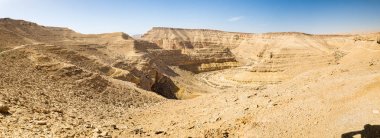 Çöl derin kanyon kayalıklarla doğal manzara görünümü panorama.