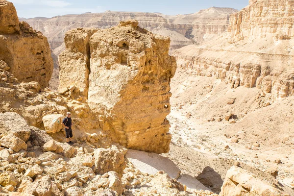 Tourisme debout désert canyon montagne paysage vue . — Photo