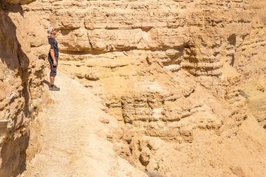 Backpacker turist ayakta dağ cliff ridge kenar manzara 