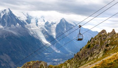 La Flegere gökyüzü tramvayı teleferik asansörü boş sezon sonu, Mont Blanc devasa dağ sırası manzarası, Chamonix vadisi Fransa Avrupa Alpleri turizmi.