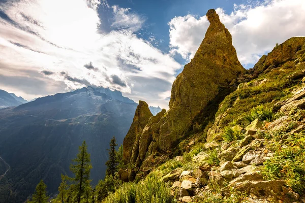 Μεγάλη Τεράστια Πέτρα Βράχο Γκρεμό Mont Blanc Οροσειρά Οροσειρά Massif — Φωτογραφία Αρχείου