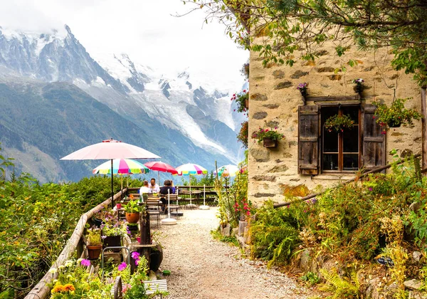 Mensen Toeristen Zitten Restaurant Caffe Terras Tafels Mont Blanc Massief — Stockfoto