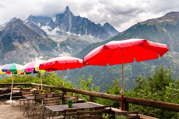 Aiguille Dru Berg Klif Top Rode Parasols Leeg Caffe Restaurant — Stockfoto