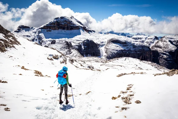 Backpacker Touristin Allein Stehend Berge Schnee Blick Auf Malerische Landschaft — Stockfoto