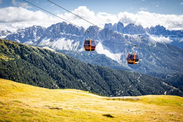 Dvě Lanovky Lanovka Tramvaj Výtah Plose Hory Slavné Turistické Lyžařské — Stock fotografie