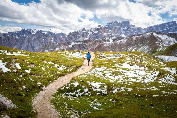 Žena Batohem Turistické Turistiky Chůze Sám Horské Stezky Stezka Pruh — Stock fotografie