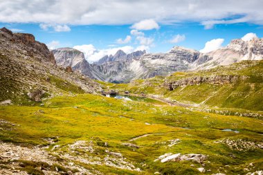 Güzel Lago di Crespeina göl dağları sırt sırtı uçurumları manzarası, Güney Tyrol Alto Adige Kuzey İtalya dağları manzarası, Avrupa turizmi.