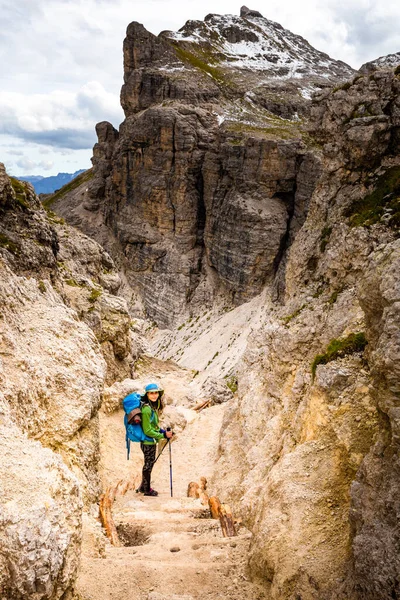 Jeune Femme Heureuse Souriante Randonneur Touriste Autonome Montagne Canyon Gorge — Photo