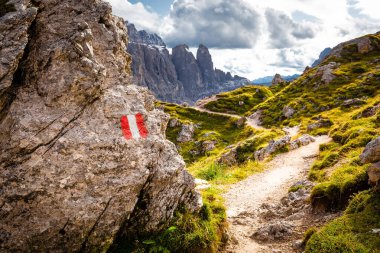 İzleme işareti Gruppo Sella büyük dağ tepeleri güzel manzara, Alte Via 2 Passo Gardena dağcılık turizmi, Alto Adige Güney Tyrol, İtalya yürüyüş, Avrupa seyahati.