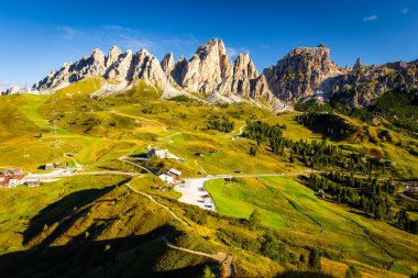 Passo Gardena Vadisi Dağları yukarıdan sarp bir manzara, kayak merkezleri şehir merkezleri, Alto Adige Güney Tyrol, İtalya turizmi, Avrupa doğa manzarası.