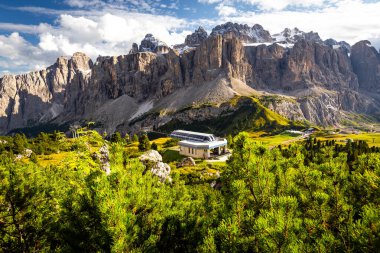 Kayak asansörü binası Gruppo Sella sarp dağ tepeleri güzel manzara, Passo Gardena dağcılık turizmi, Alto Adige Güney Tyrol, İtalya yürüyüş, Avrupa seyahati.