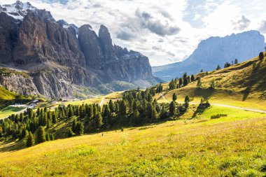 Gruppo Sella Langkofel devasa dağ kayalıkları güzel vadi manzarası Passo Gardena ormanı yaz gezisi turizmi Alto Adige Güney Tyrol Alpleri, İtalya yürüyüş, Avrupa seyahati.