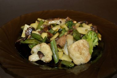 Tabakta kızarmış sebze.