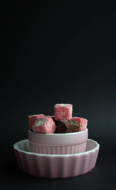 Pembe bir kabın içinde Türk lokumu