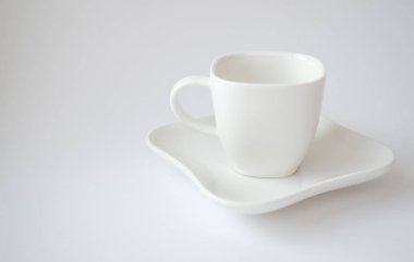 Beyaz fincan kahve bir plaka üzerinde