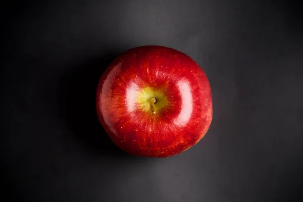 Une pomme rouge isolée — Photo