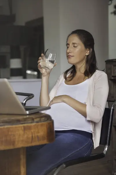 Беременная Женщина Пьет Воду Стекла — стоковое фото
