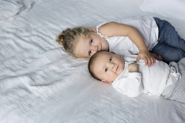 Menina Abraçando Com Irmãozinho Cama — Fotografia de Stock