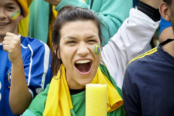 Braziliaanse Voetbalfans Juichen Bij Wedstrijd — Stockfoto