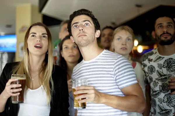 Gli Appassionati Sport Guardando Partita Nel Bar — Foto Stock