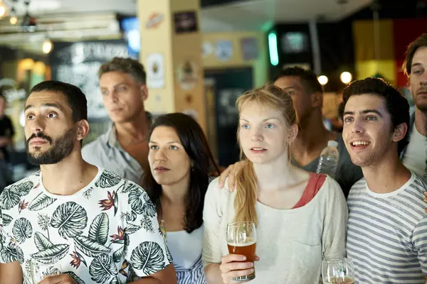 Tifosi Calcio Guardando Partita Insieme Pub — Foto Stock