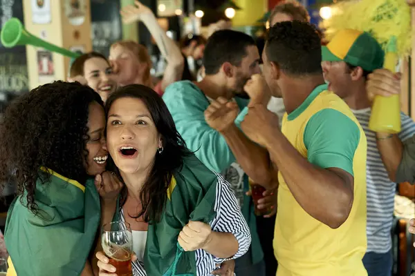 Fans Fútbol Brasileños Viendo Partido Juntos Pub —  Fotos de Stock