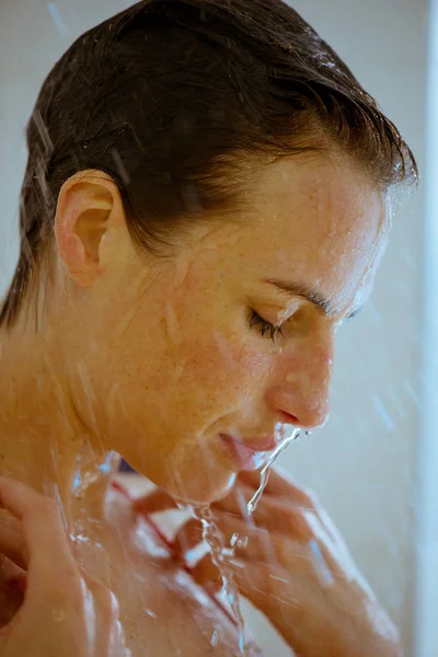 Close Young Woman Showering — Stock Photo, Image