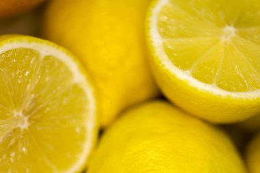 Bir kapta limon dilimli