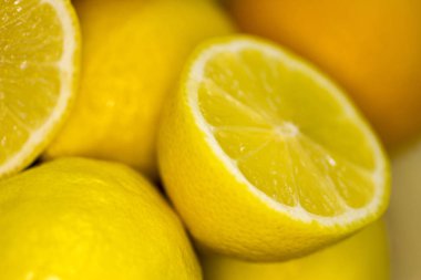 Bir kapta limon dilimli